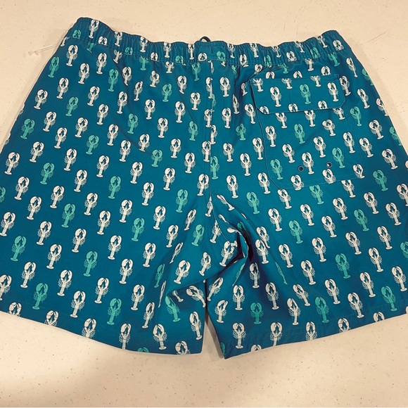 Vineyard Vines 7” Chappy Swim Trunks LOBSTER print Blue Teal White Medium NWOT - Picture 4 of 4